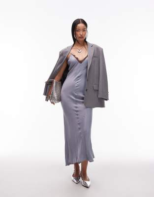ASOS DESIGN - Maxikleid aus Satin in Hellblau mit V-Ausschnitt und Spitzenbesatz