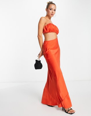 ASOS DESIGN - Maxikleid aus Satin in Hot Orange mit geraffter Brustpartie und asymmetrischem Zierausschnitt