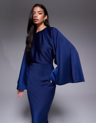 ASOS DESIGN - Maxikleid aus Satin in Marineblau mit Struktur, Fledermausärmeln und asymmetrischer Taille
