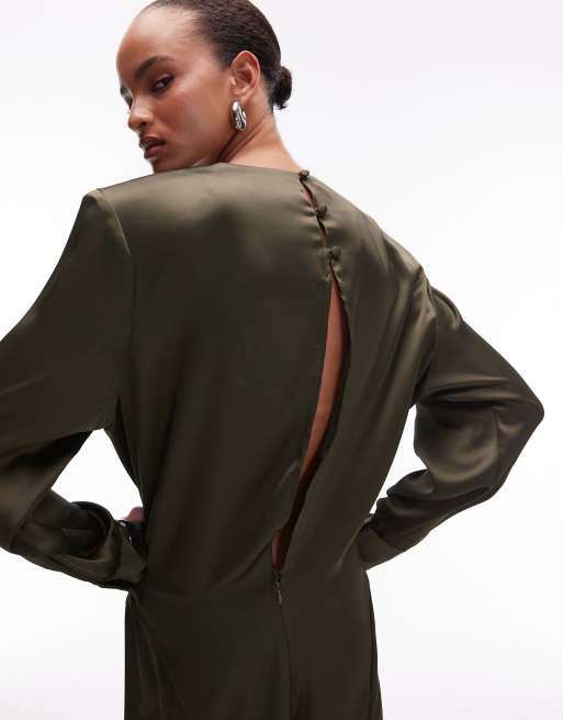 ASOS DESIGN – Maxikleid aus Satin in Olivgrün mit betonter Schulterpartie und Wasserfallausschnitt, 2 von 4