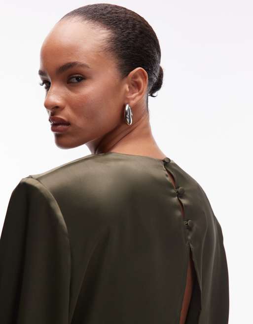 ASOS DESIGN – Maxikleid aus Satin in Olivgrün mit betonter Schulterpartie und Wasserfallausschnitt, 3 von 4