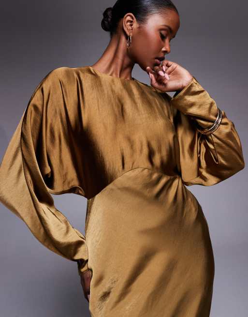 ASOS DESIGN – Maxikleid aus Satin in Olivgrün mit Fledermausärmeln, 3 von 4