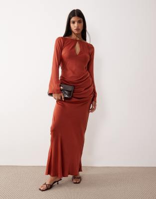 ASOS DESIGN - Maxikleid aus Satin in Rostrot mit U-Boot-Ausschnitt, drapiertem Rock und Tropfenausschnitt-Orange