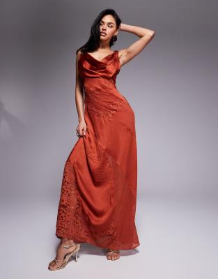 ASOS DESIGn - Maxikleid aus Satin in Rostrot mit Wasserfallausschnitt und Spitzenbahnen