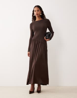 ASOS DESIGN - Maxikleid aus Satin in Schokobraun mit Besatz aus Webstoff-Brown