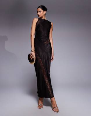 ASOS DESIGN - Maxikleid aus Satin in Schokobraun mit Schrägschnitt, Spitzendetail und U-Boot-Ausschnitt-Brown