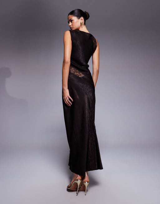 ASOS DESIGN – Maxikleid aus Satin in Schokobraun mit Schrägschnitt, Spitzendetail und U-Boot-Ausschnitt, 3 von 4