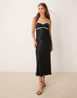 ASOS DESIGN - Maxikleid aus Satin in Schwarz mit Kontrastbesatz und Körbchen