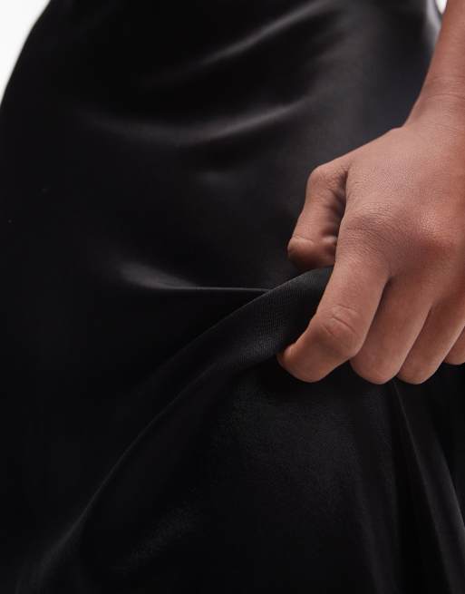 ASOS DESIGN – Maxikleid aus Satin in Schwarz mit U-Ausschnitt, 3 von 4