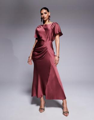 ASOS DESIGN - Maxikleid aus Satin in verwaschenem Burgunderrot mit Flatterärmeln