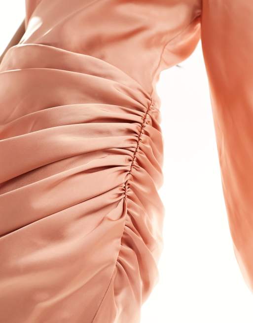 ASOS DESIGN – Maxikleid aus Satin mit einem Ärmel und Schalkragen in Rosa, 2 von 4