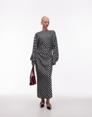 ASOS DESIGN - Maxikleid aus Satin mit Fledermausärmeln und Nadelstreifen-Bunt