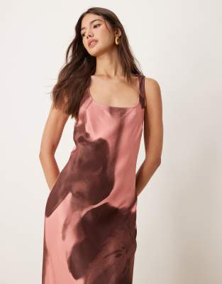 ASOS DESIGN - Maxikleid aus Satin mit Oversize-Blumenprint und U-Ausschnitt-Bunt