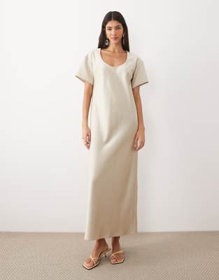 ASOS DESIGN - Maxikleid aus schwerem Satin in Cremeweiß mit U-Ausschnitt