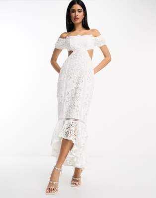 ASOS DESIGN - Maxikleid aus Spitze mit Bardotausschnitt, Volantsaum und Zierausschnitt in Weiß