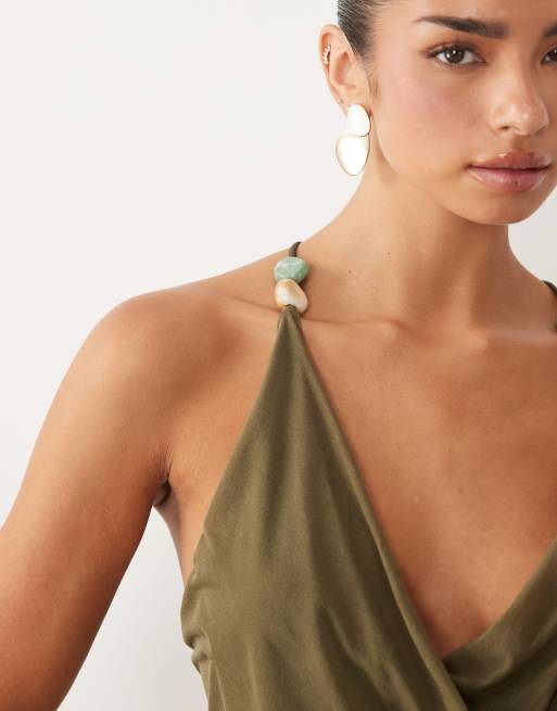 ASOS DESIGN – Maxikleid aus Stretch-Chiffon in Olivgrün mit One-Shoulder-Träger und Wasserfallausschnitt, 3 von 4