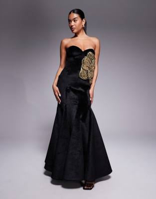 ASOS DESIGN - Maxikleid aus strukturiertem Samt in Schwarz mit Godet-Details und goldfarbener Verzierung in floraler Opt...
