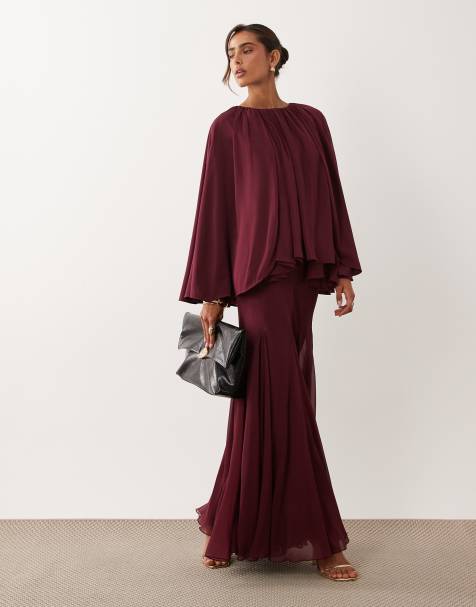 ASOS DESIGN – Maxikleid in Beerenrot mit weitem, voluminösem Cape und Godet-Details - view 1