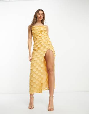 ASOS DESIGN - Maxikleid in Blassgelb mit Trägern, Struktur und Wasserfallausschnitt