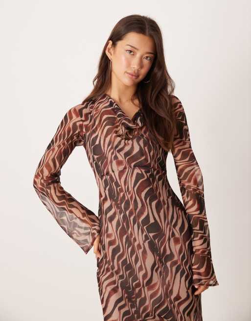 ASOS DESIGN – Maxikleid in Braun mit abstraktem Print und Wasserfall-Rückenausschnitt, 3 von 4