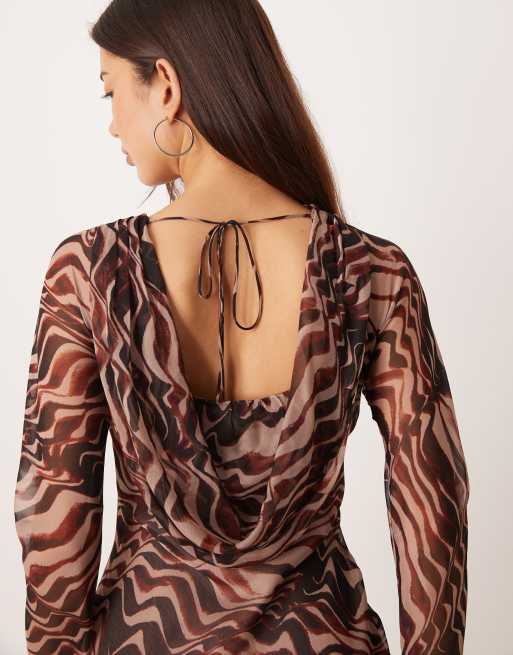 ASOS DESIGN – Maxikleid in Braun mit abstraktem Print und Wasserfall-Rückenausschnitt, 4 von 4