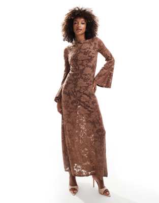 ASOS DESIGN - Maxikleid in Braun mit Ausbrennermuster, Trompetenärmeln und weitem Rock-Brown