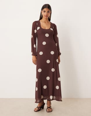 ASOS DESIGn - Maxikleid in Braun mit Ballonärmeln und Polka Dots-Bunt