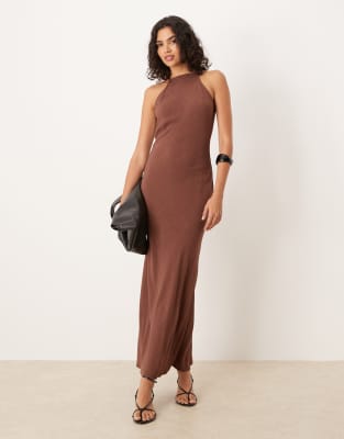 ASOS DESIGN - Maxikleid in Braun mit Racerausschnitt