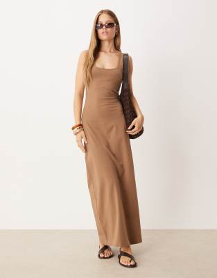 ASOS DESIGN - Maxikleid in Braun mit Ringerrücken und U-Ausschnitt
