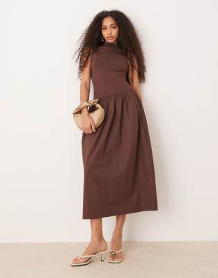 ASOS DESIGN - Maxikleid in Braun mit Rock aus Popeline-Mix und Stehkragen
