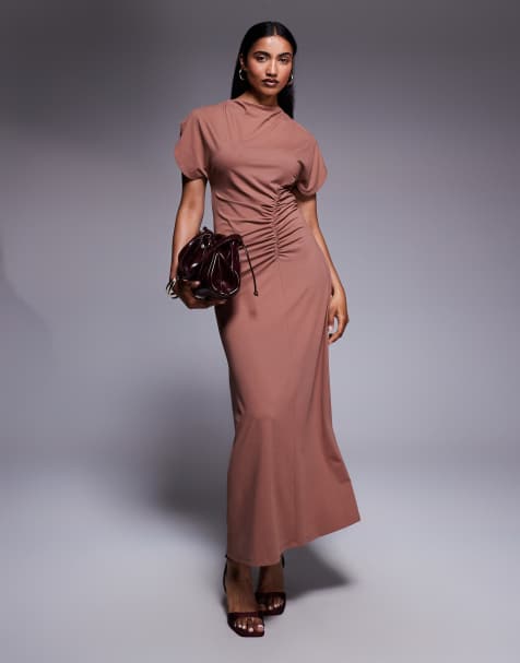 ASOS DESIGN – Maxikleid in Braun mit Stehkragen, Raffung und Flatterärmeln - view 1