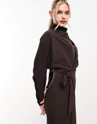 ASOS DESIGN - Maxikleid in Braun mit Wickelrock, Bindegürtel und Wasserfall-Dekolletee-Brown