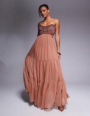ASOS DESIGN - Maxikleid in Braun mit Zierperlen-Design und Rückenausschnitt