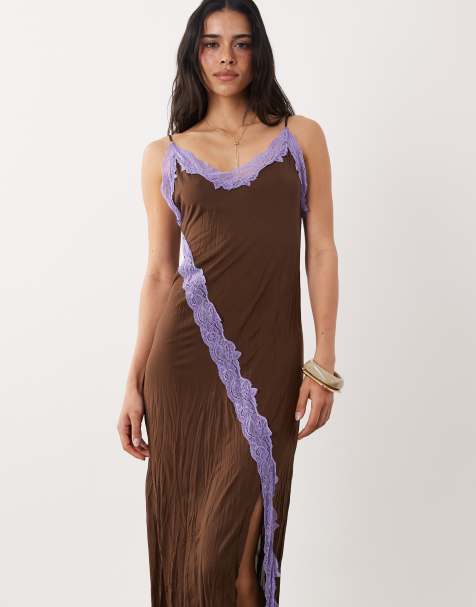 ASOS DESIGN – Maxikleid in Braun und Flieder mit Knitterstruktur und kontrastierendem, halbtransparentem Spitzenbesatz - view 1