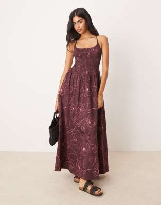 ASOS DESIGN - Maxikleid in Burgunderrot mit Blumenprint und Knitterstruktur, hinten überkreuzten Trägern und U-Ausschnit...