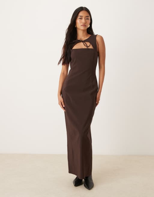ASOS DESIGN – Maxikleid in Burgunderrot mit Cut-Out auf der Vorderseite
