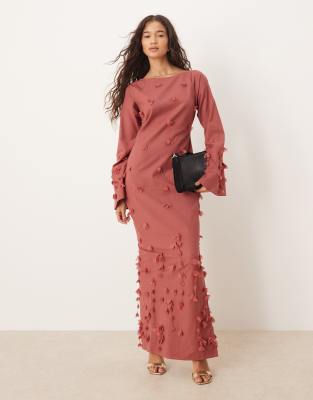 ASOS DESIGN - Maxikleid in Dunkelrot mit ausgestellten Ärmeln und Blumendetails