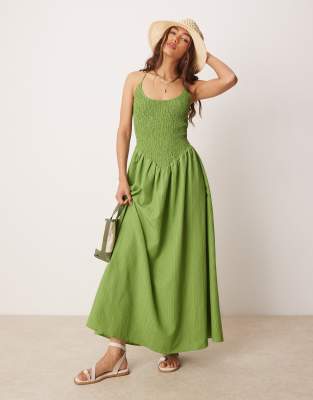 ASOS DESIGN - Maxikleid in Grün mit Knitterstruktur, hinten überkreuzten Trägern und U-Ausschnitt