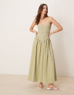 ASOS DESIGN - Maxikleid in Grün mit Knitterstruktur, Vichy-Karos, hinten überkreuzten Trägern und U-Ausschnitt-Bunt