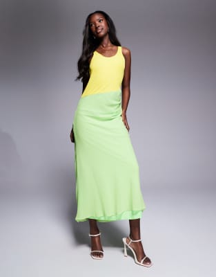 ASOS DESIGN - Maxikleid in grünem und gelbem Farbblockdesign mit gerafftem Chiffon-Rock, U-Ausschnitt und U-Ringerrücken...