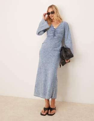 ASOS DESIGN - Maxikleid in jeansblauer Waschung mit V-Ausschnitt, gerafftem Dekolleté und ausgestellten Ärmeln
