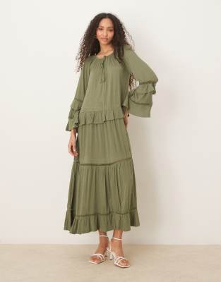 ASOS DESIGN - Maxikleid in Khaki mit Knitterstruktur, Rüschen, gebundener Vorderseite und Trompetenärmeln-Grün