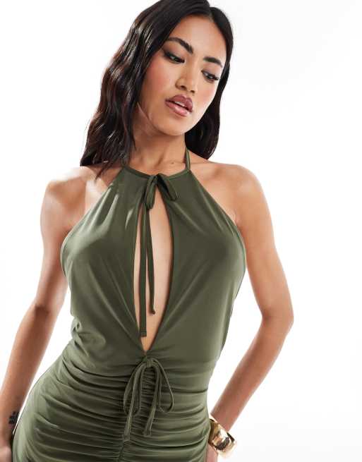 ASOS DESIGN – Maxikleid in Khaki mit Neckholder, Zierausschnitt und Raffung, 4 von 4