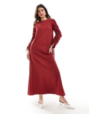 ASOS DESIGN - Maxikleid in Kirschrot mit gerafften Ärmeln und Knitterstruktur