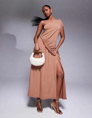 ASOS DESIGN - Maxikleid in Malve mit One-Shoulder-Träger, gerafftem Detail und seitlichem Schlitz-Braun