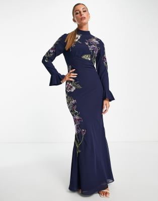 ASOS DESIGN - Maxikleid in Marineblau mit Blumenverzierung und ausgestellten Bündchen