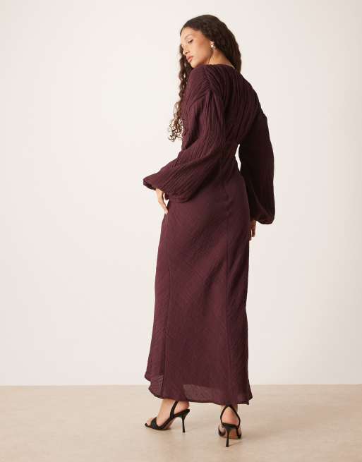 ASOS DESIGN – Maxikleid in Maulbeere mit Rundhalsausschnitt, voluminösen Ärmeln und Spitzendetail an der Brust, 3 von 4