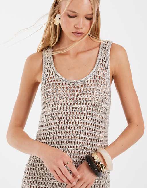 ASOS DESIGN – Maxikleid in Metallic-Blassgold mit U-Ausschnitt und Kantendetail, 4 von 5