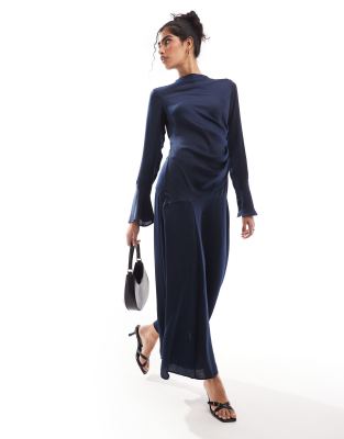 ASOS DESIGN - Maxikleid in Navy mit geraffter Seite, Wasserfallausschnitt und asymmetrischer Stufe-Marineblau