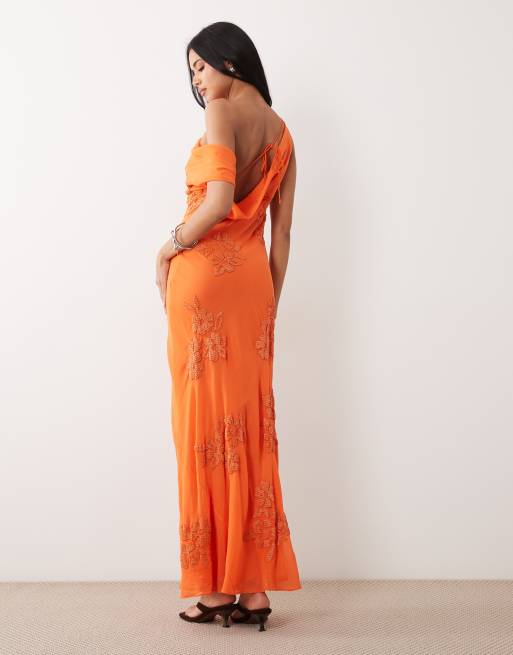 ASOS DESIGN – Maxikleid in Orange mit Blumenverzierung und drapierter, abfallender Schulterpartie, 3 von 4